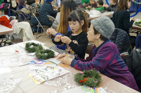 世代間交流のためのクリスマスリース作り