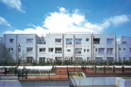 ネイキッドスクエア（庭付き3階建住戸を連結）
