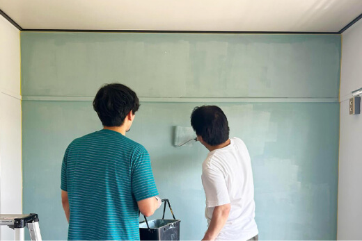 壁を塗りDIYを行う