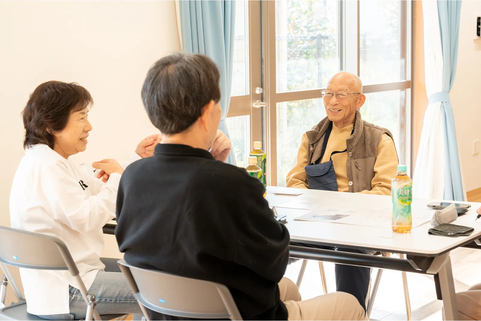 ヤングタウン入居者向け会報誌「ニューズヤングタウン」を見ながら思い出を振り返る