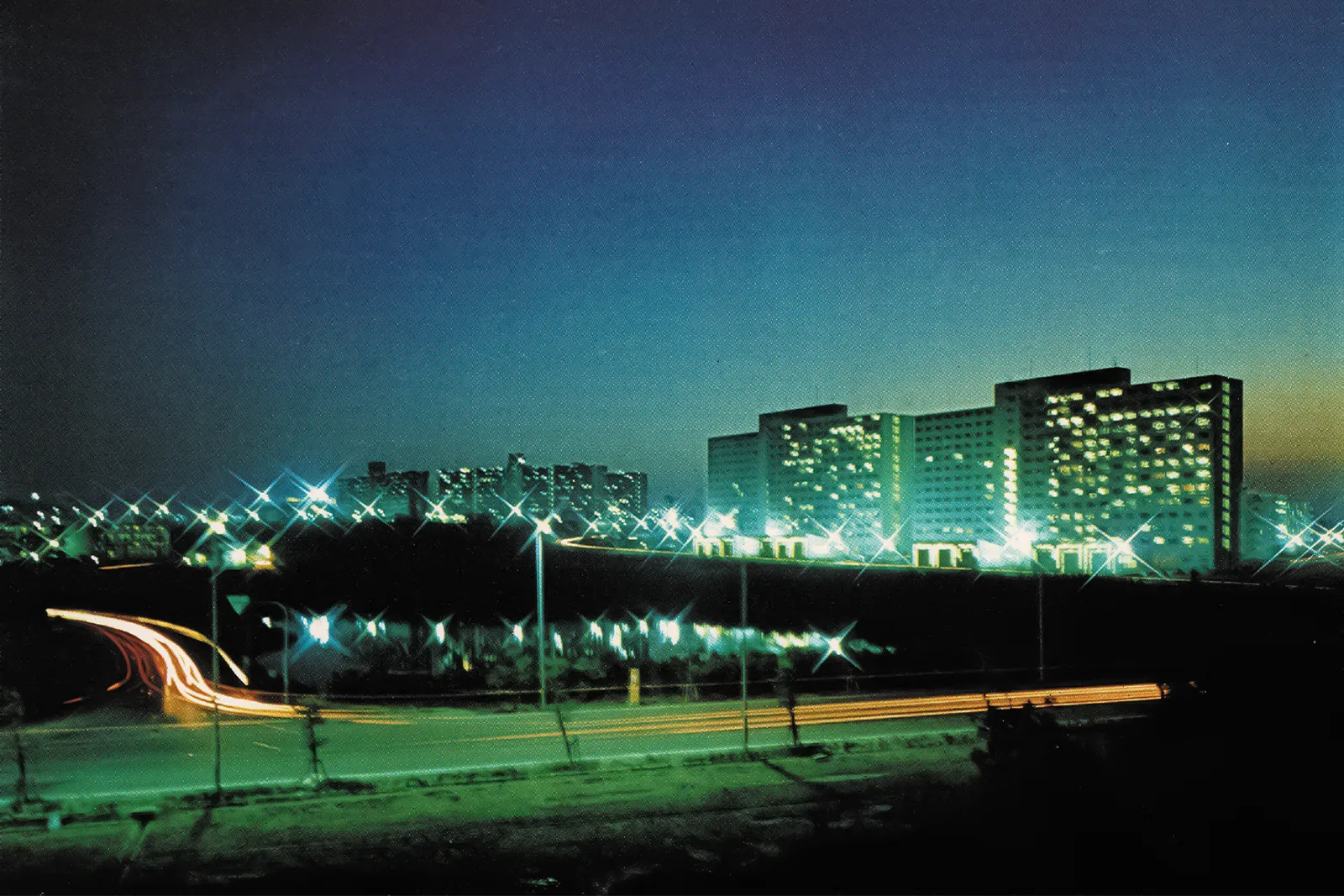 夜空に輝くヤンタンの夜景
