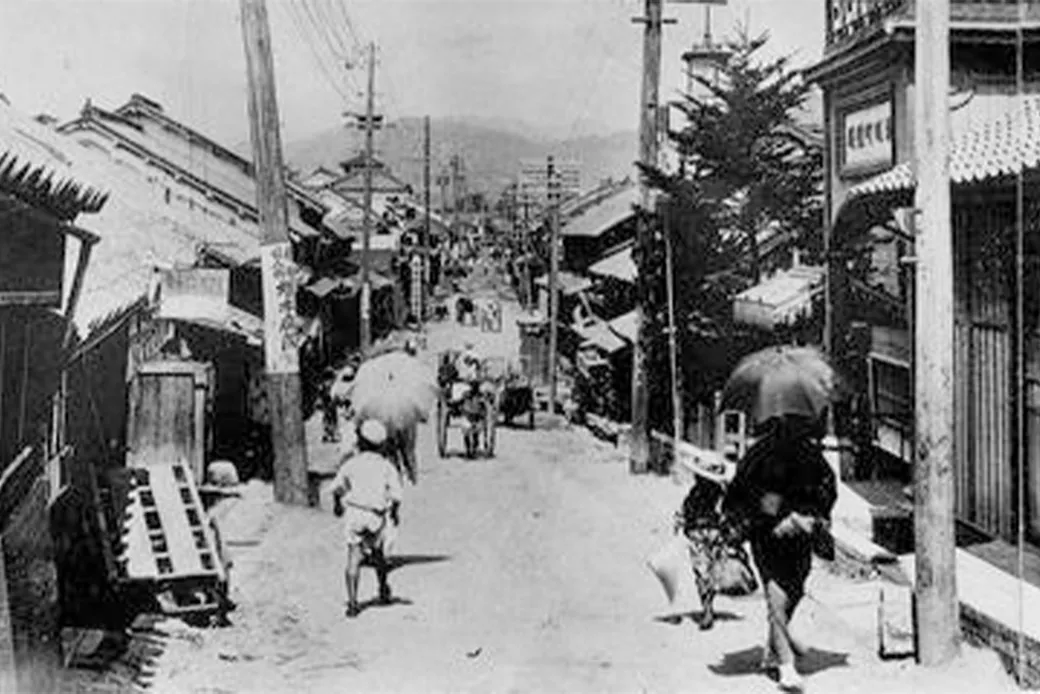 大正末頃の能勢街道（建石町から本町を望む） 
