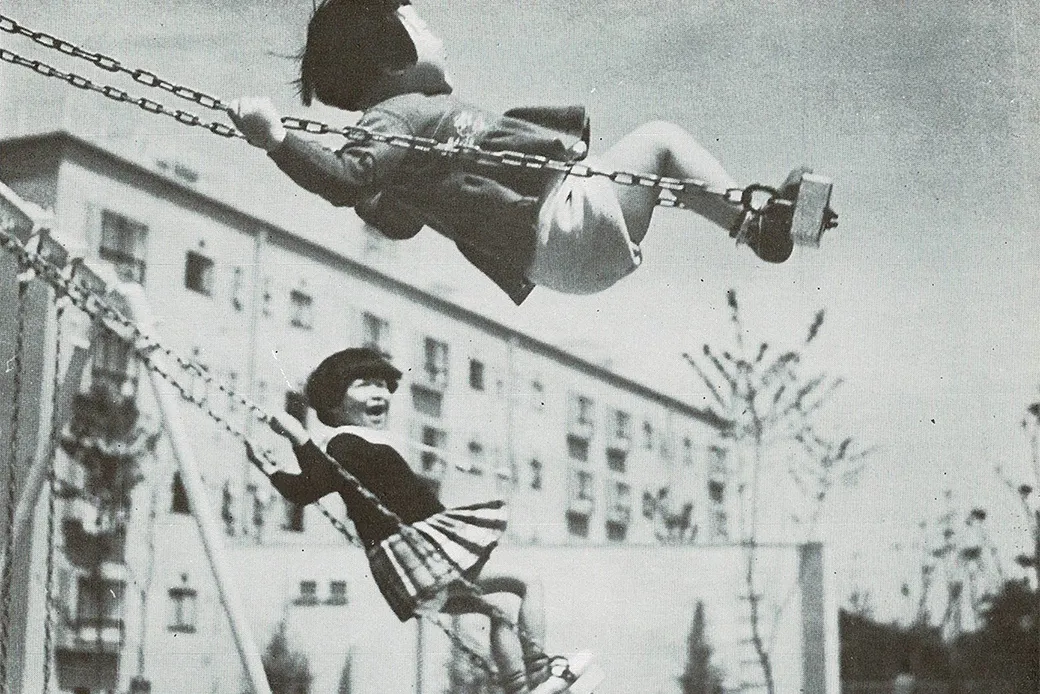 敷地内のブランコで遊ぶ子供たち