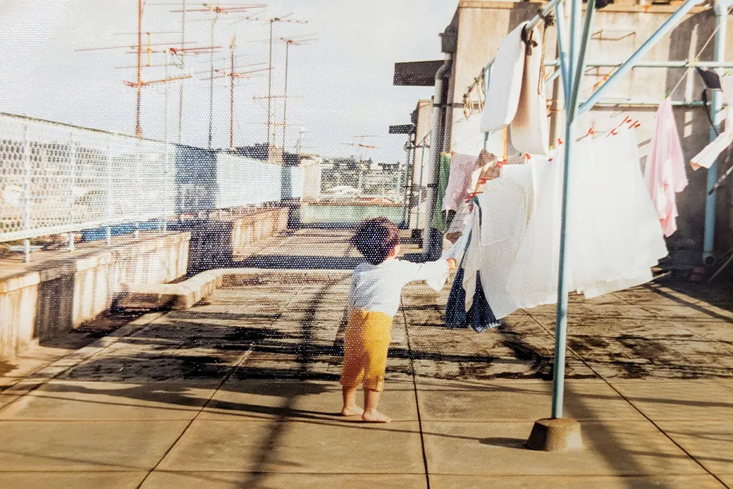 入居者同士が日々顔を合わせた屋上の物干しスペース（1980年）