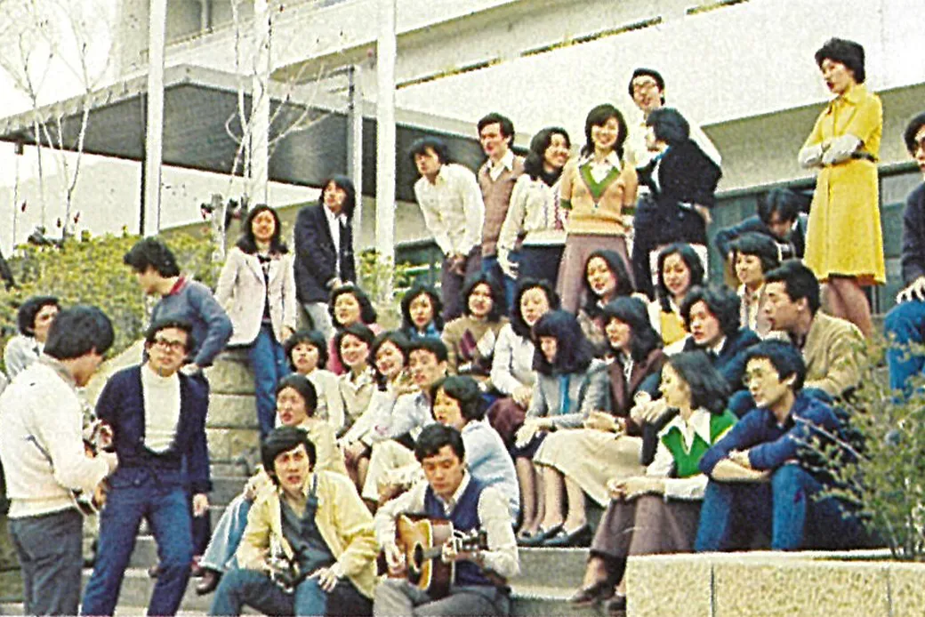 集い・語り・憩う若者たち