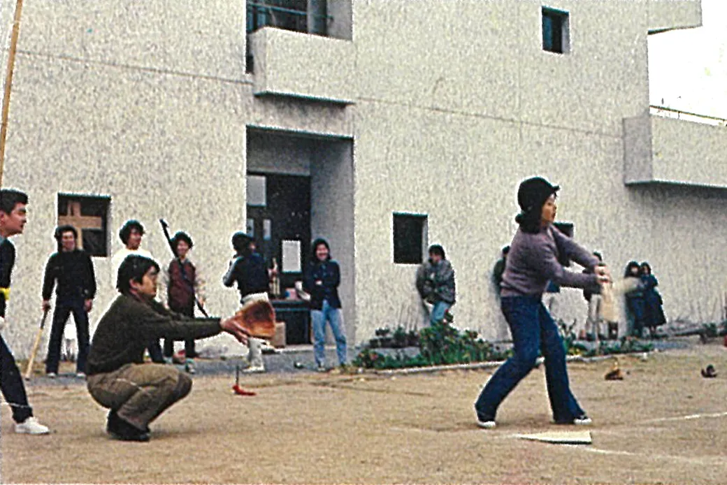 ソフトボールを楽しむ入居者