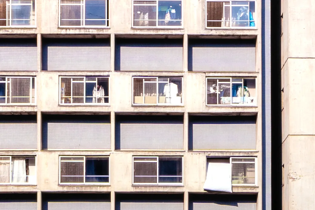 居室の窓から干される洗濯物（当時の生活風景）