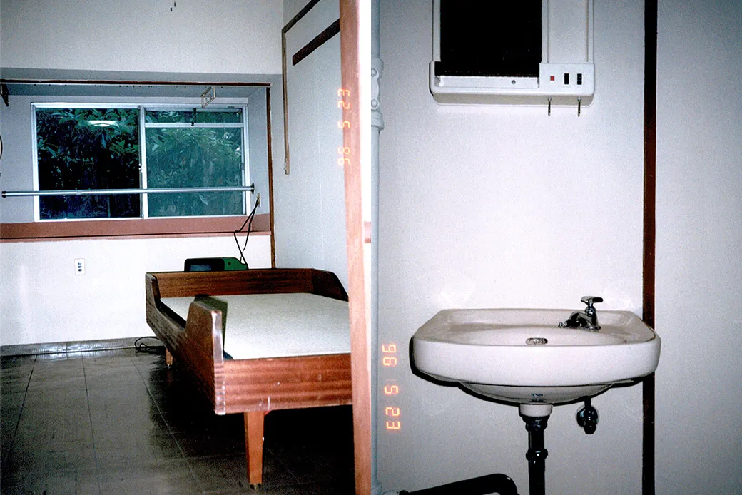 4畳半の居室（洋室タイプ）と洗面スペース