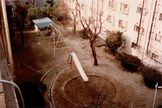 地域の子供たちの遊び場となった団地内のプレイロット