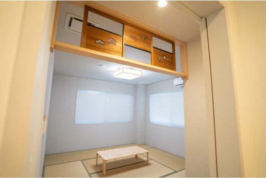 建替前当時の居室の欄間が再利用された集会所の和室