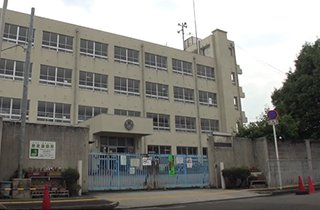 徒歩約３分には最寄りの小学校「新金岡東小学校」