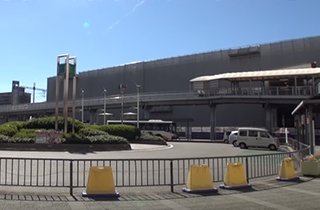 南海本線「泉大津」駅前ロータリーは広く、周りに様々な施設があります