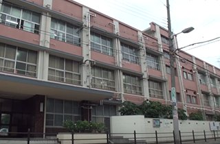 団地の目の前には「山稜中学校」、最寄り小学校の「南住吉小学校」は徒歩約６分