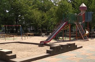 保育園と幼稚園の間に遊具のある「柱本公園」子供たちの遊び場です