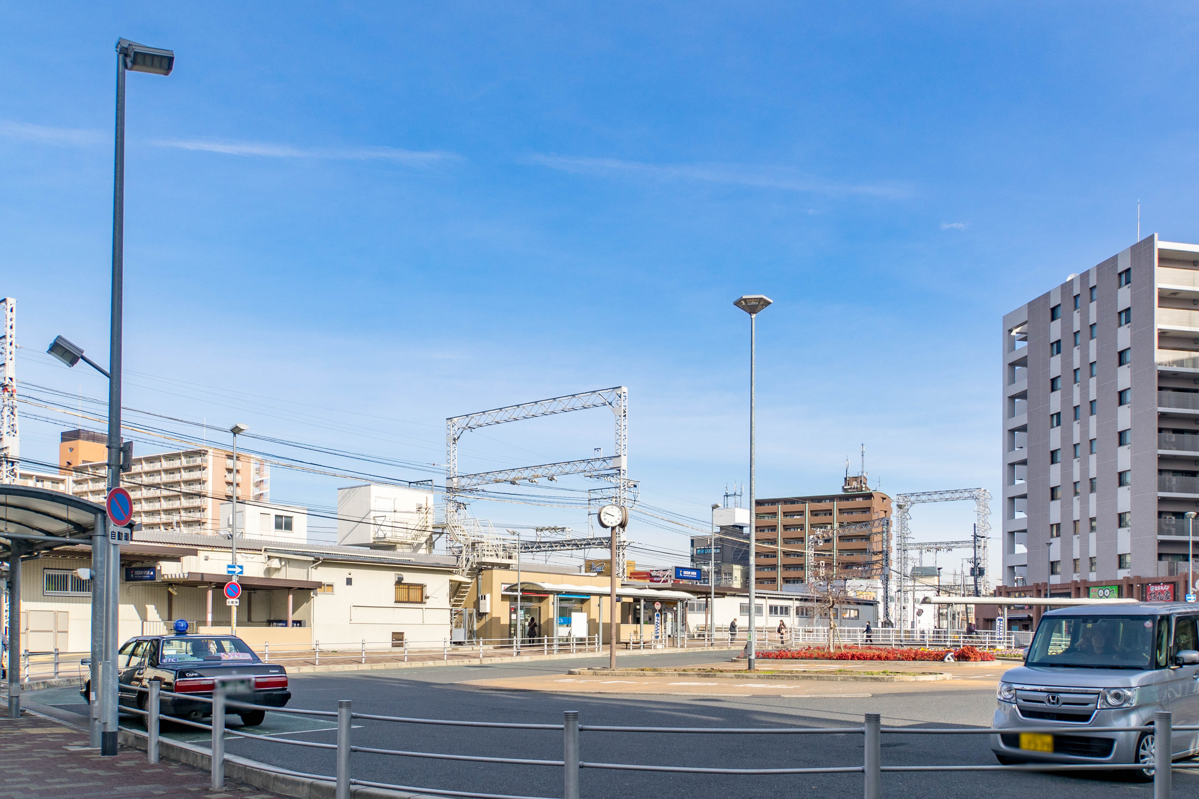 ロータリーが広くで送り迎えにも便利な牧野駅までは徒歩8分。駅前のスーパー「ライフ牧野店」は遅い時間まで営業していてお仕事帰りでも◎