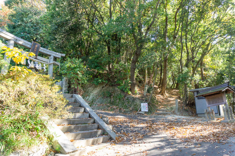 「打上神社」と「打上神社展望台」までは徒歩約9分。展望台からは寝屋川市内が一望できます。