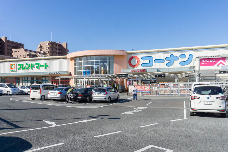 「フレンドマート東寝屋川店」「ホームセンターコーナン 東寝屋川店」は車で5分ほど。コーナン店内には100円ショップ「ダイソー」もあります。