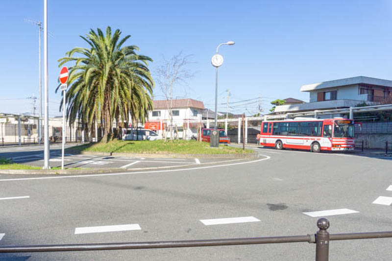 ＪＲ学研都市線 寝屋川公園駅まで徒歩約10分。広いロータリーもあって送り迎えにも便利です。