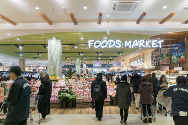 フレンドタウン内にあるスーパー「フレンドマート」は品揃えが豊富。特にお惣菜や冷凍食品が充実しています。
