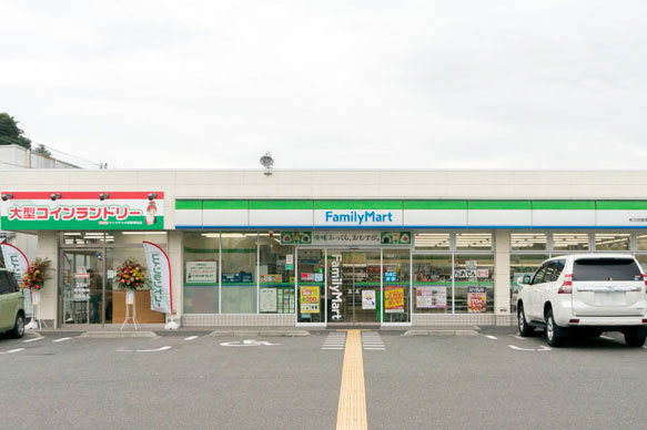 ライフォート 枚方招提店の近くに「ファミリーマート枚方招提南町店」が。こちらはコインランドリーが併設されてます。