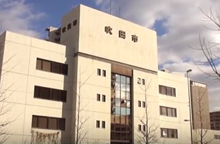 南千里駅西側には「吹田市役所」「吹田市立図書館」があります