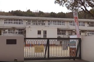 徒歩約１１分に最寄り小学校の「佐竹台小学校」周りは緑豊かな環境です