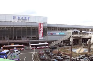 京阪本線「枚方市」駅から京阪バスで約２０分「出屋敷」バス停より徒歩約１０分