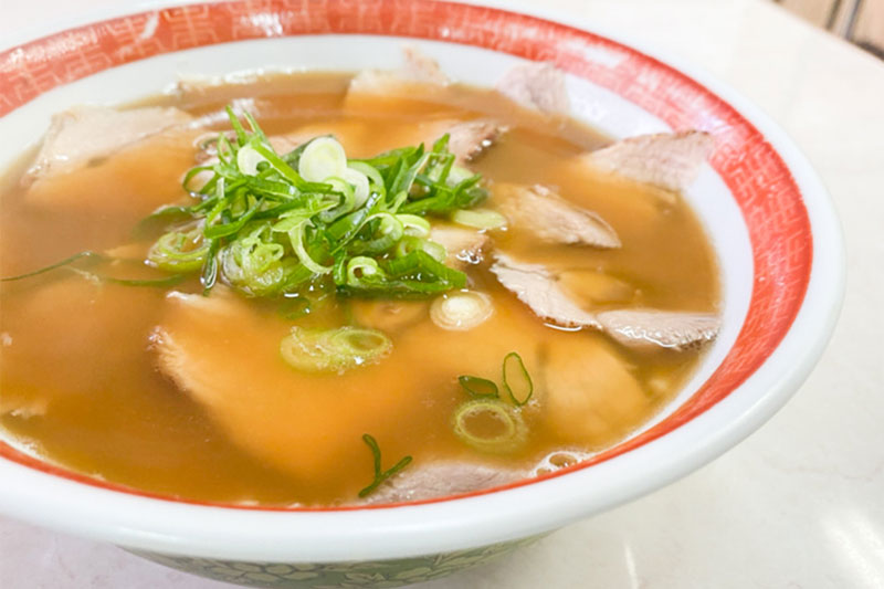 自転車で約3分の「中華そば 若松」は地元民の人気店！醤油味のスープはTHE昭和な感じがして、どこか懐かしくてホッコリ。太麺なのも食べごたえ◎。実はおでんも美味しいんですよ！