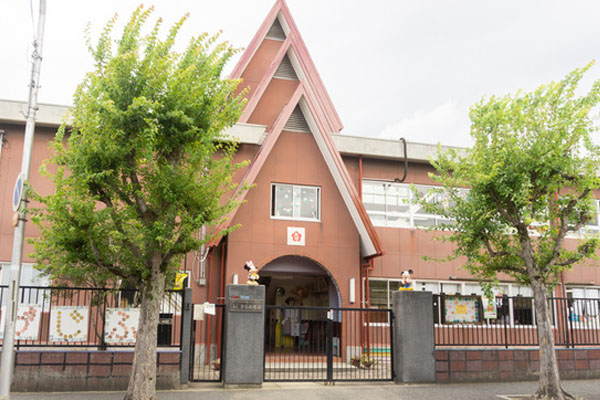 「ふじがお幼稚園」へは徒歩約3分！  幼稚園のとなりには「ふじが丘保育園」があります。