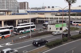 泉ヶ丘駅前のバスロータリーには各方面へ向かうバスが集まります