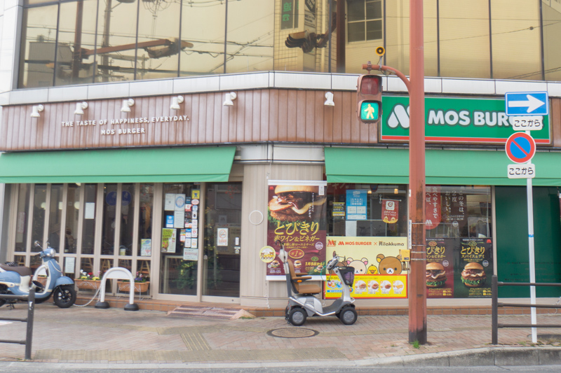 萱島駅東口ロータリーの出口付近の「モスバーガー萱島店」は、21時半まで営業しているので仕事帰りに持ち帰ることも◎。