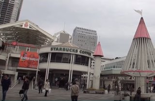 千里中央駅前は専門店が集まる「セルシー」人で賑わっています