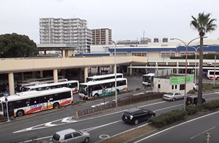 泉ヶ丘駅前のバスロータリーには各方面へ向かうバスが集まります