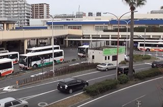 泉ヶ丘駅前のバスロータリーには各方面へ向かうバスが集まります
