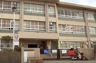 団地から徒歩約１５分に「貝塚市立中央小学校」、隣には「貝塚市立中央幼稚園」があります