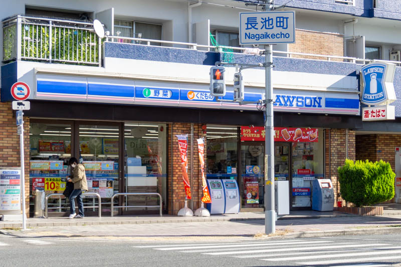 「ローソン 長池町店」は団地からスグ！  棟によっては歩いて1分で行けちゃうかも？