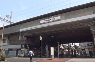 最寄り駅の南海本線「住吉大社」駅は徒歩約３分。駅の１階は商業施設「ショップ南海」