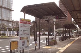 駅前のバス乗り場。南海バスの３番停留所より乗車します