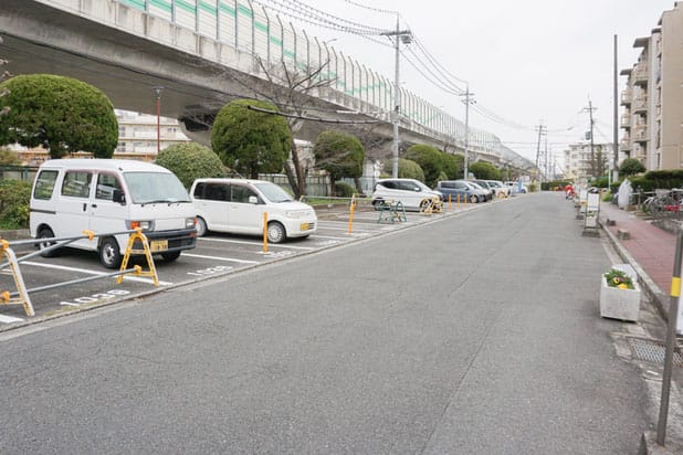 下田部団地内 各区画にある駐車場