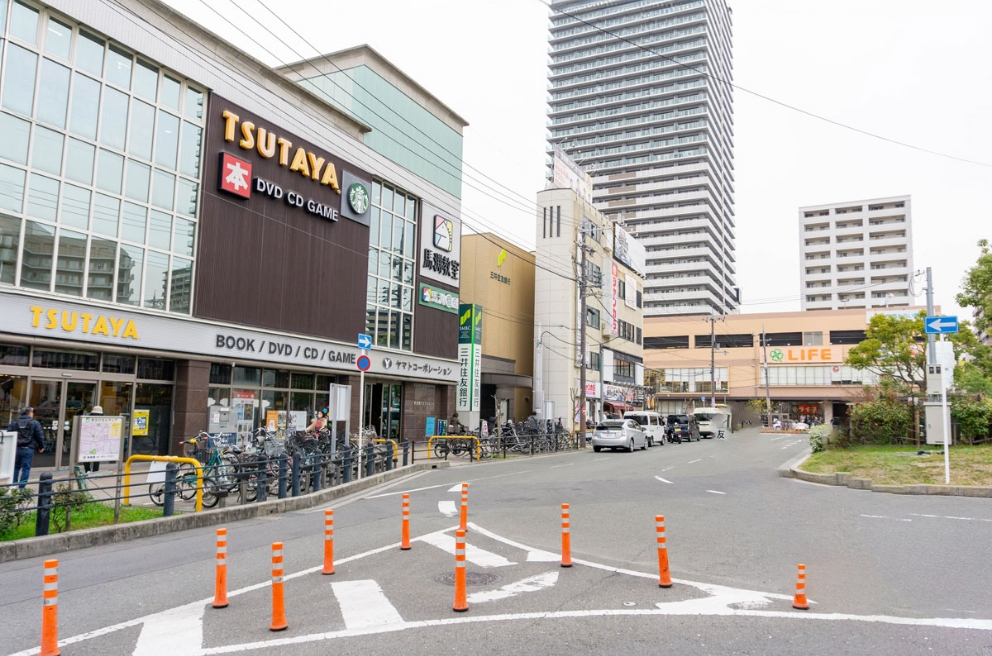 駅前の店舗群:TSUTAYA や LIFE など