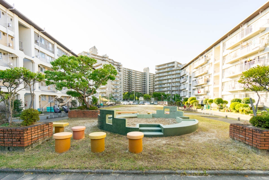 香里三井C団地の個性的な外観