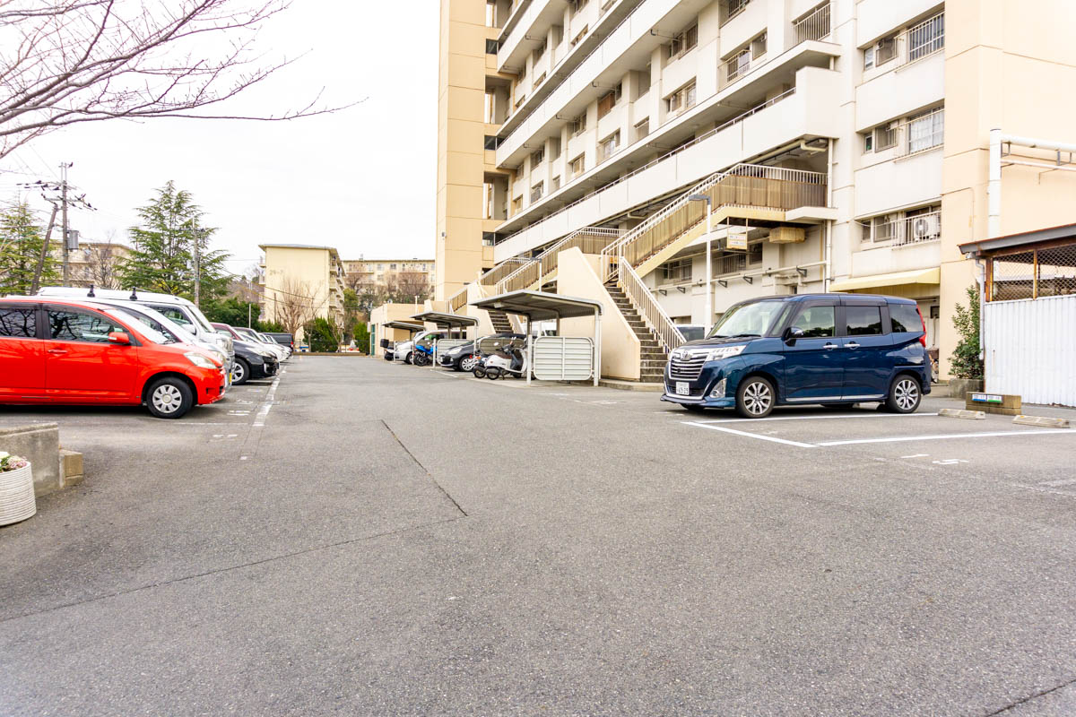 晴美台C団地:駐車場