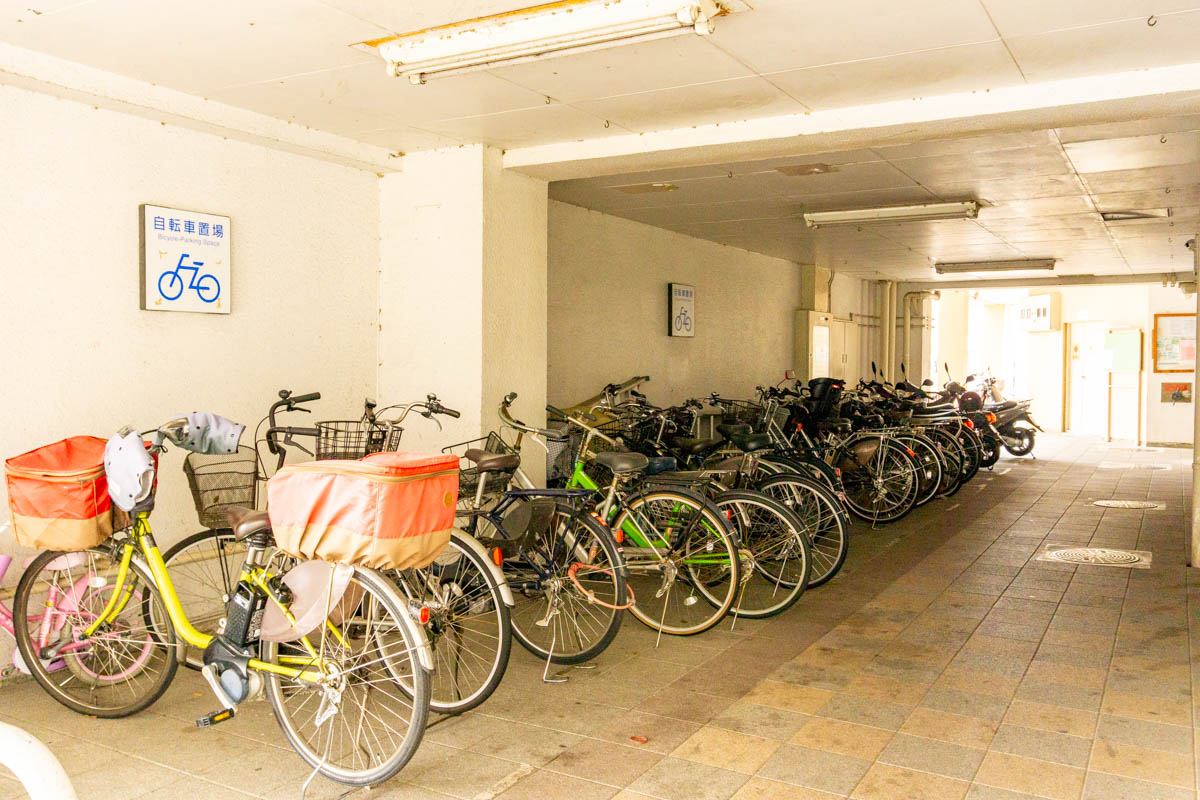 晴美台C団地:屋内の駐輪場