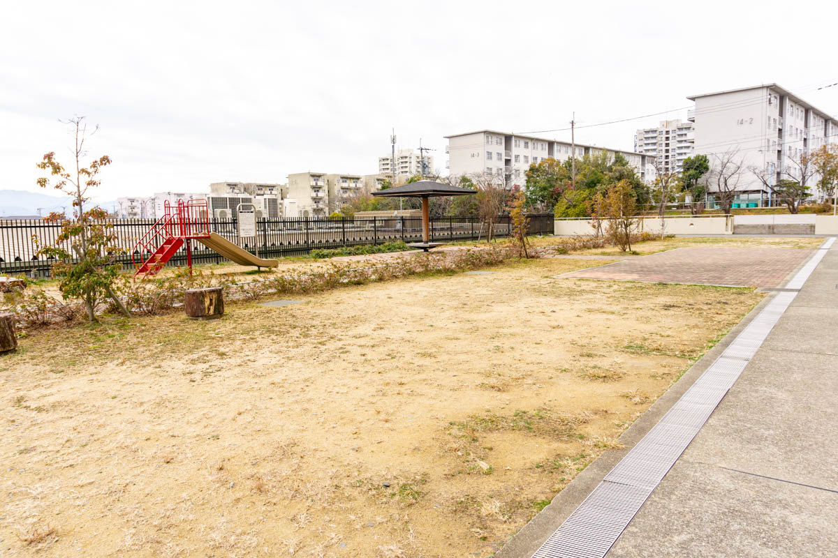 晴美台D団地:遊具のある広場