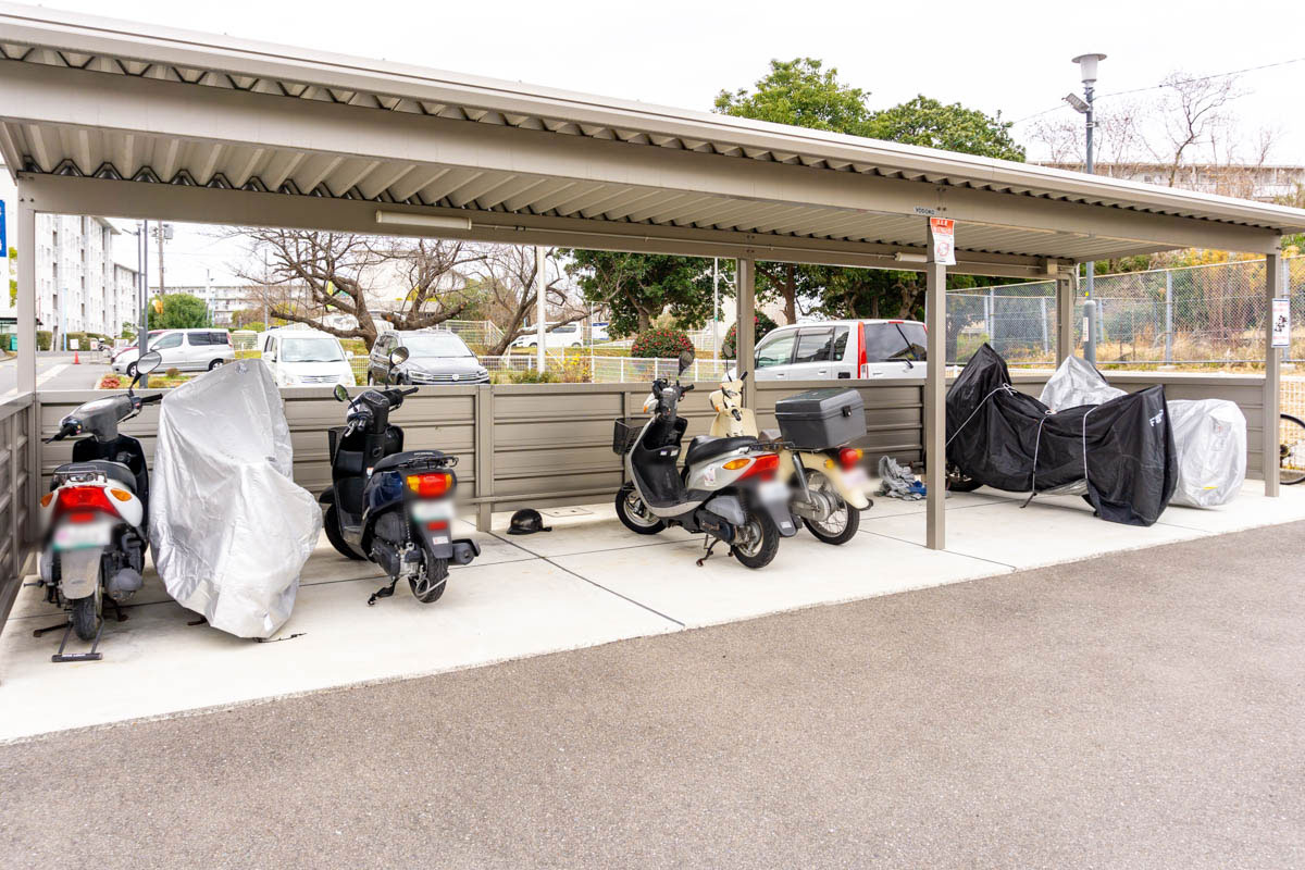 晴美台D団地:屋根付きのバイク置き場