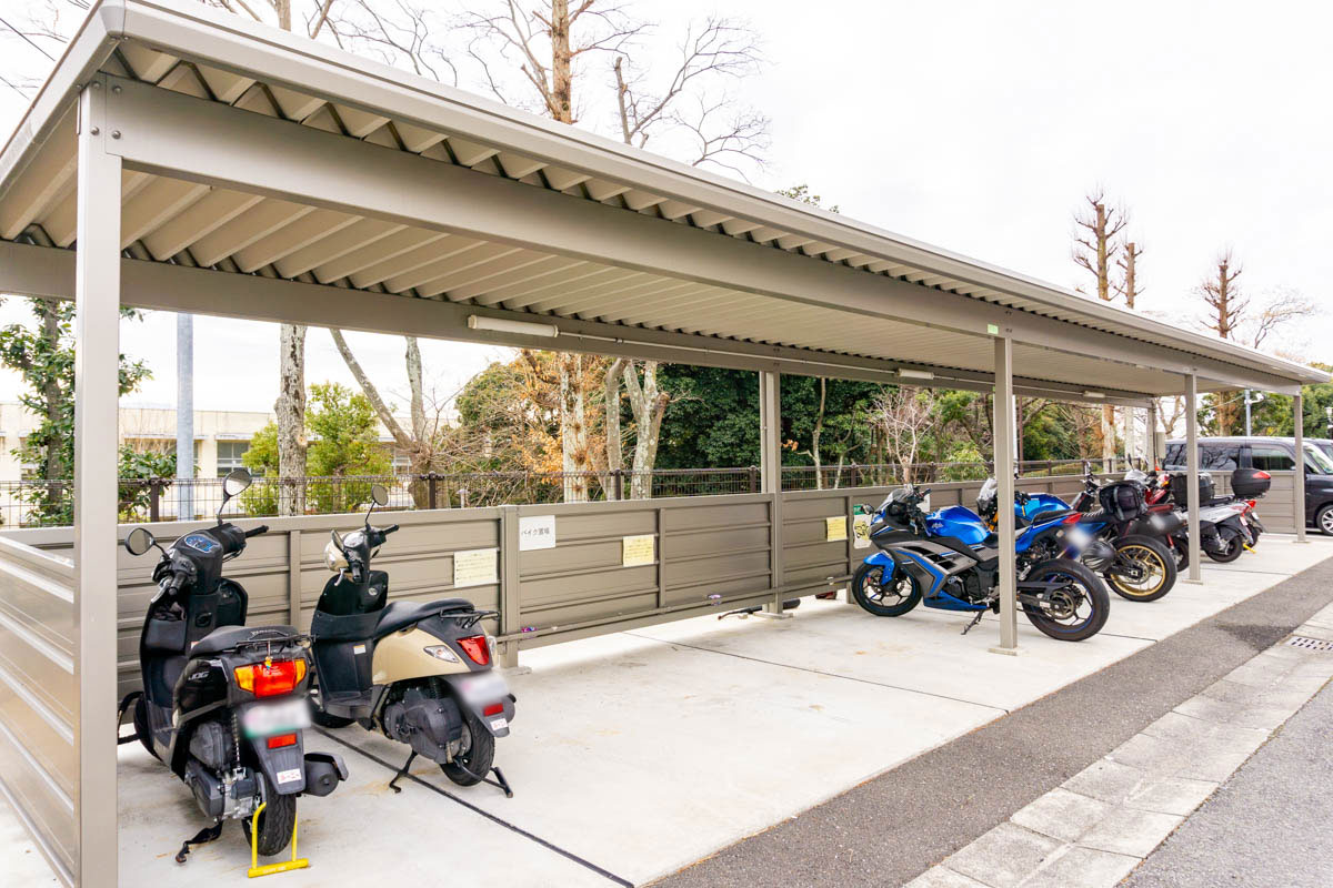 槇塚台団地:屋根付きのバイク置き場