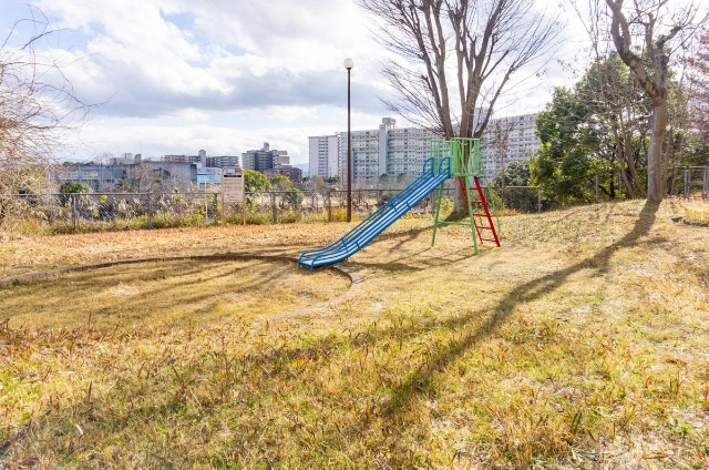 原山台団地：すべり台のある敷地内公園