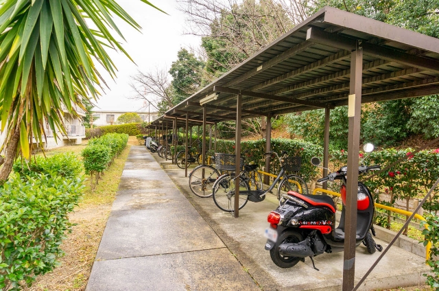 庭代台B団地:屋根付き駐輪場