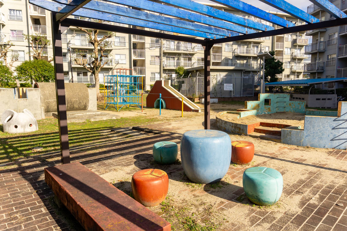 貝塚中央団地 カラフルな遊具がある公園