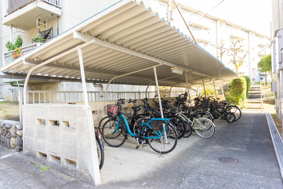 貝塚中央団地 屋根付きの駐輪場